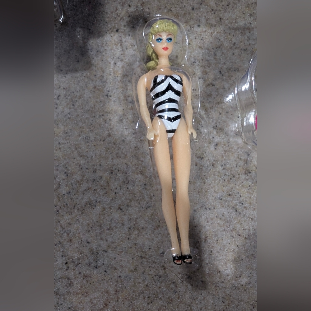 World's Smallest 1959 Barbie Doll - Picture 2 of 3